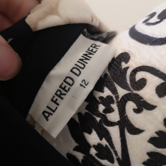 Dark floral blouse - Picture 7 of 8